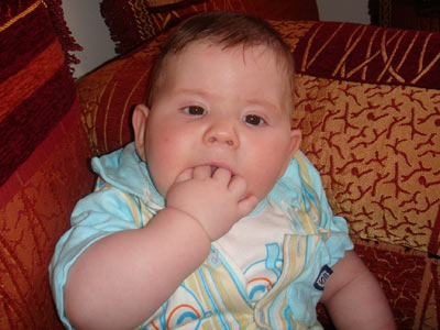 أتحسس سني الصغيرة