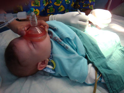 مستسلما لمفعول المخدر