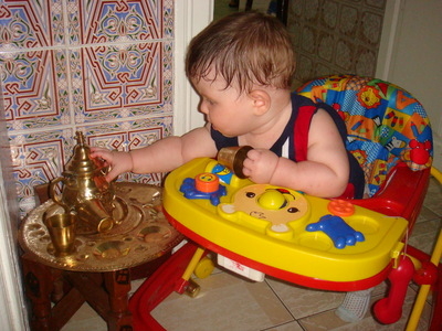 لا تلوموني، فأنا أستكشف الأشياء من حولي